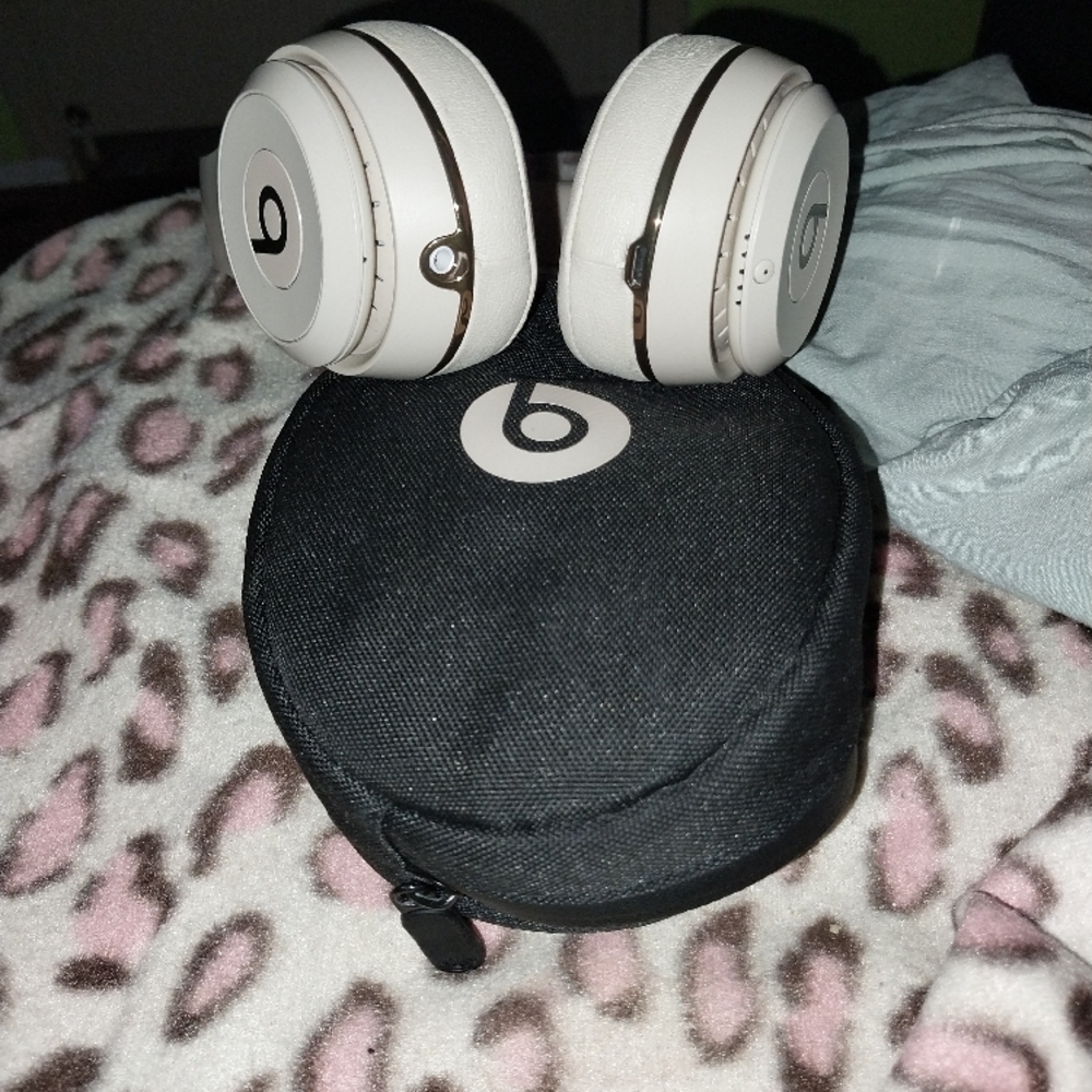 Beats Solo3 Kim K Edition Wireless Headphones with Full Coverage